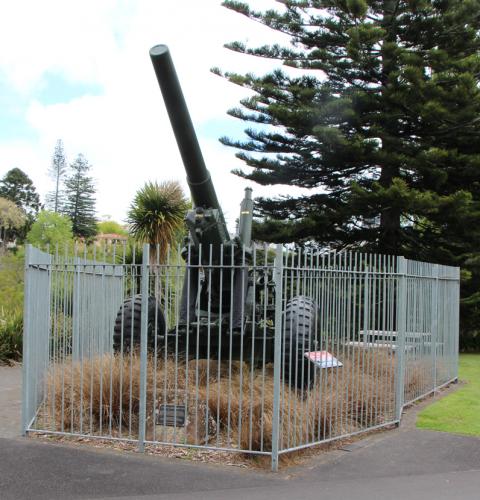 020 Memorial Park Hamilton Artillery piece Hamilton War Memorial Park