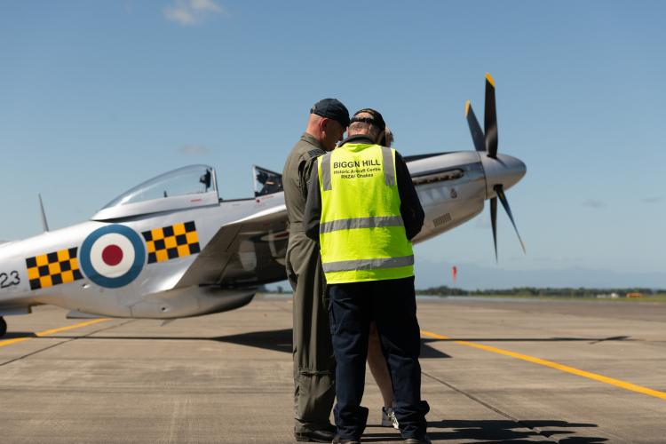 362 Pilot and ground staff with P51 Mustang